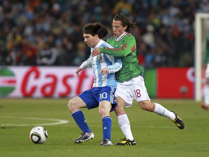 Lionel Messi defiende el balón ante Andrés Guardado durante el Mundial de 2010, en Sudáfrica.