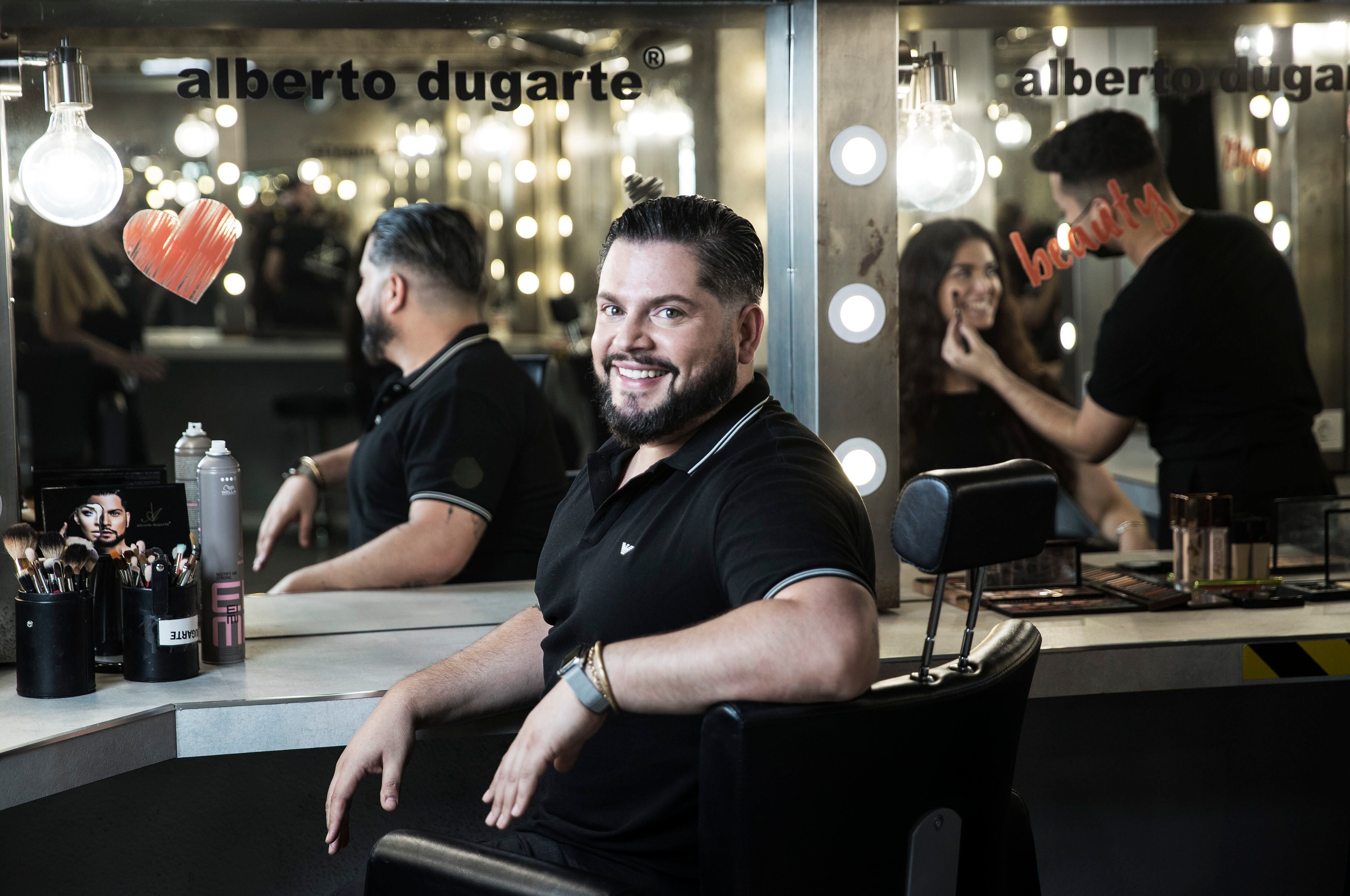 Alberto Dugarte, maquillador y peluquero de famosos y de programas como 'Mask Singer'.