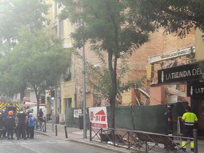 Bomberos ante la vivienda afectada.