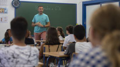 Varios alumnos del CEIP Escritor Alfonso Grosso, en Sevilla, durante el primer día de colegio el 12 de septiembre.