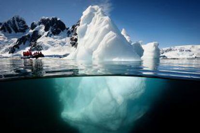 Navegando entre icebergs en la Península Antártica, en la Antártida.