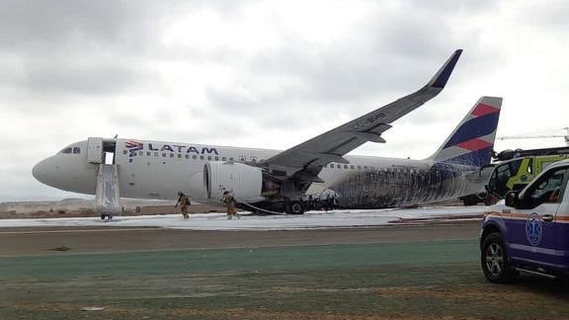 Accidente en el aeropuerto de Lima: dos muertos al impactar un avión de  Latam contra un camión de bomberos | Internacional | EL PAÍS