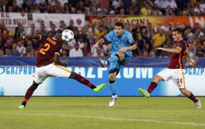 Messi golpea el balón entre Ruediger y Florenzi.