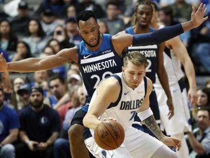 Doncic, con Okogie en un Dallas-Minnesota.