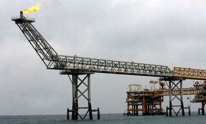 Plataforma petrol&iacute;fera en las aguas del golfo p&eacute;rsico al l&iacute;mite de aguas de Qatar cerca del puerto iran&iacute; de Assalouyeh