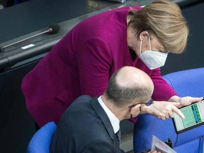 La canciller alemana Angela Merkel y el vicecanciller y ministro de Finanzas del país, Olaf Scholz.