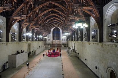 La capilla ardiente de Isabel II cerraba al público a primera hora de la mañana de este lunes. La policía londinense calculaba entonces que unas 850.000 personas desfilaron delante del féretro de la reina para rendirle homenaje. 