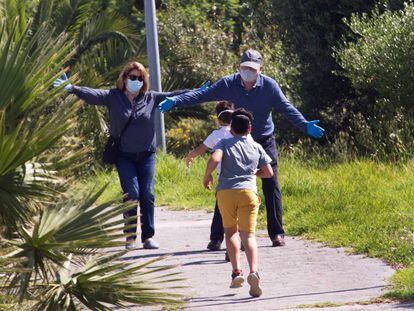 Dos niños corren a los brazos de sus abuelos tras el fin del confinamiento, en la urbanización de la Ermita en Algeciras (Cádiz), en mayo de 2020.A.vCarrasco Ragel (EFE)