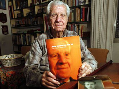 Eugenio Azcárraga en su casa de Valencia, mostrando su libro <CF1135>Este muerto no soy yo.
