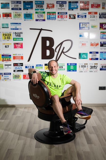 Daniel Jiménez en su peluquería de Tarragone, el pasado jueves.