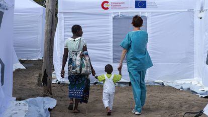 Una cooperante, a la derecha, en el hospital portátil del proyecto Start de la Cooperación Española, en Mozambique. 