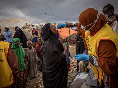 Vacunación oral de covid en Baidoa, al suroeste de Somalia, en septiembre de 2022.