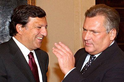 Durão Barroso (izquierda) charla con el presidente polaco, Aleksander Kwasniewski.