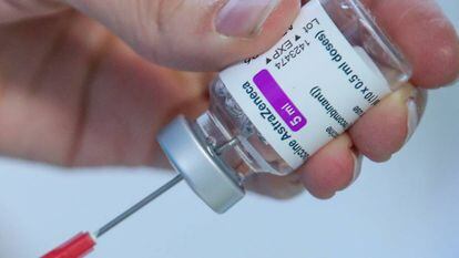 Un sanitario prepara una dosis de la vacuna de AstraZeneca en Bélgica.
