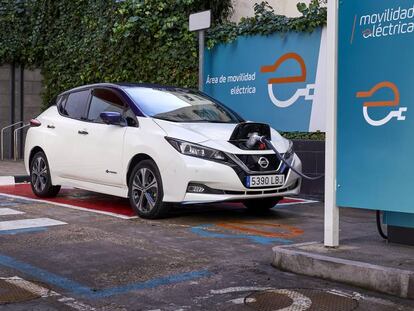 Nissan Leaf cargando en un punto de recarga de Respol.