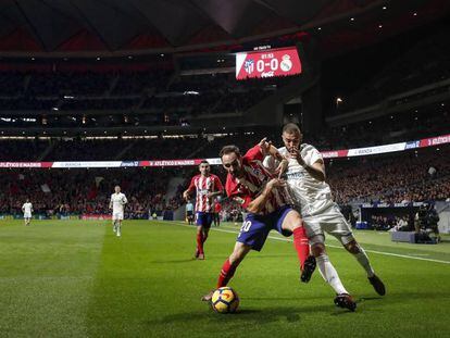 Benzema lucha con Juanfran por un bal&oacute;n.