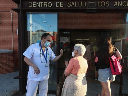 Un médico habla con una paciente en la entrada del Centro de Salud Los Ángeles de Villaverde (Madrid).