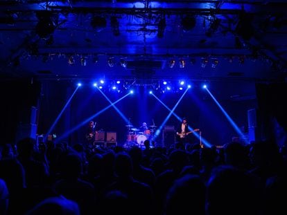 La banda británica Band of Skulls, durante su actuación en La Riviera, en febrero de 2015.