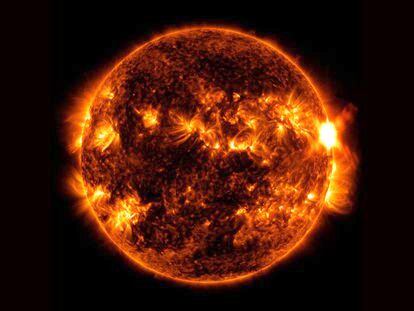 Una llamarada solar que se produjo en agosto, visible en el lado derecho del Sol.