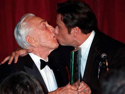 John Travolta besa a Kirk Douglas al recibir el premio.