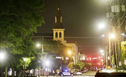 La iglesia de Emanuel, rodeada por la policía tras el ataque.