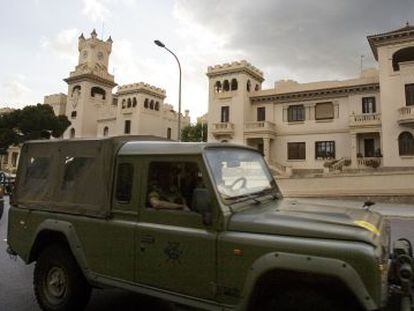 Un convoy de veh&iacute;culos militares saliendo del cuartel del Bruc. 