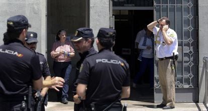 Agentes frente a la Delegación de Salud en Málaga tras el suceso.