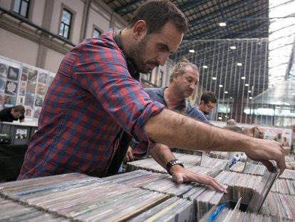 Un visitante en la feria del disco de Barcelona. 