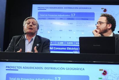El ministro de Energ&iacute;a argentino, Juan Jos&eacute; Aranguren (izq.), y el subsecretario de Energ&iacute;as Renovables, Sebasti&aacute;n Kind.