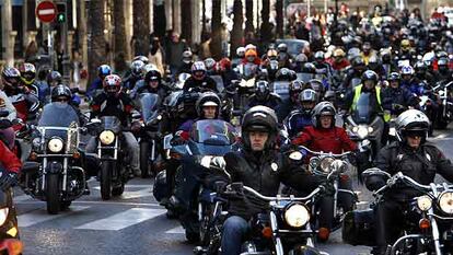 La columna de motoristas atraviesa la calle de las Barcas, en Valencia, para pedir la sustitución de los guardarraíles.