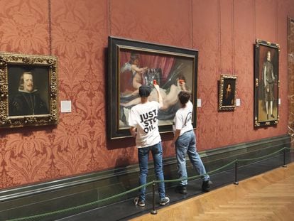 Dos ecologistas del grupo Just Stop Oil rompen el cristal que cubre la pintura 'La Venus del espejo', de Velázquez, en la National Gallery de Londres, este lunes.