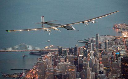 El Solar Impulse II, pilotado por uno de sus inventores, Bertrand Piccard, realizó un vuelo de tres días y tres noches desde Hawái sin ningún tipo de carburante, solo impulsado por tecnologías limpias, en un recorrido de 4.528 kilómetros.