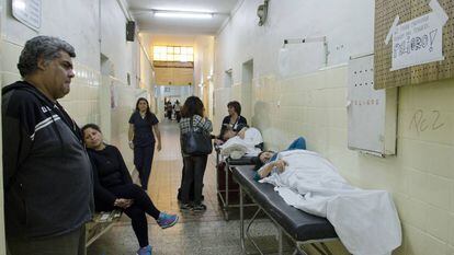 Pacientes atendidos en los pasillos del hospital Lucio Meléndez de Adrogué.