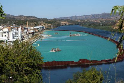 Trabajos de descontaminaci&oacute;n en la planta de Ercros en Flix.