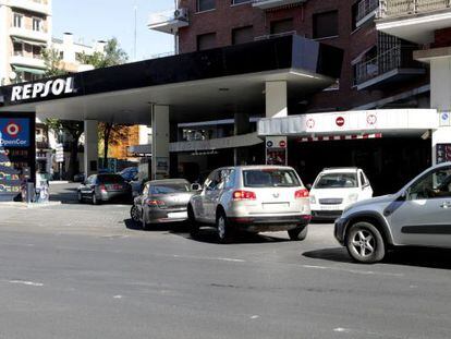 Cola de automóviles a la entrada de una gasolinera.