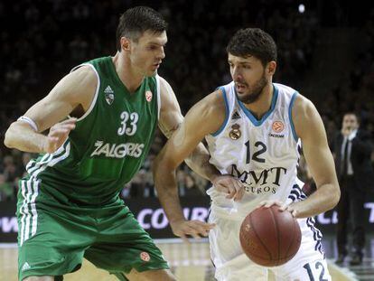 Lavrinovic trata de frenar a Mirotic en un partido de la Euroliga.