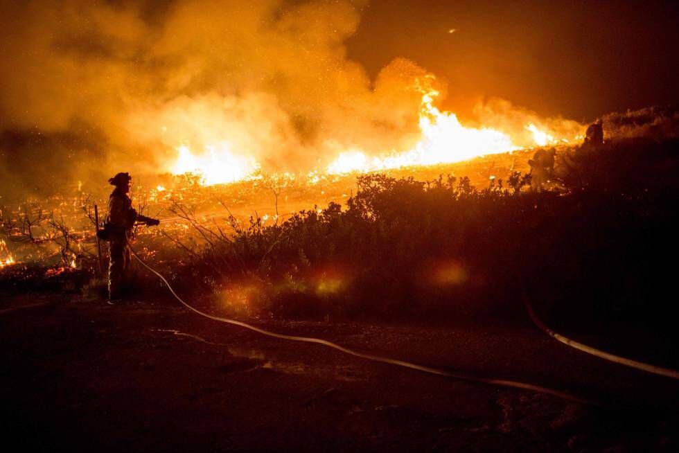 Casi 4.000 bomberos combaten el fuego en Ventura, California.