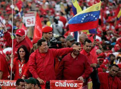 El presidente Hugo Chávez, rodeado de miles de seguidores en un acto de campaña en Caracas.