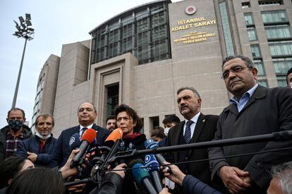 La esposa de Osman Kavala, la socióloga Ayse Bugra, se dirige a los medios junto a activistas sociales y políticos de la oposición, el pasado 26 de noviembre en Estambul.