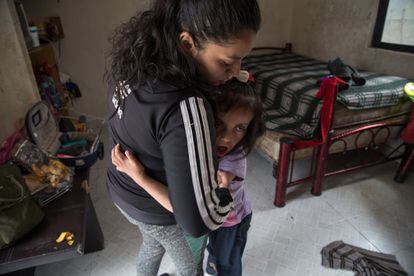 Valeria González ayuda a su hija Liz a ponerse de pie en la habitación donde viven sin baño ni agua corriente. Liz sufre discapacidad múltiple. Ecatepec, Estado de México.