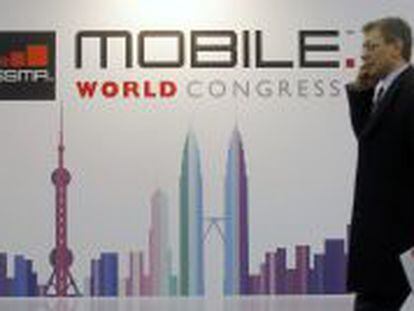 Un visitante del Mobile World Congress de Barcelona.
