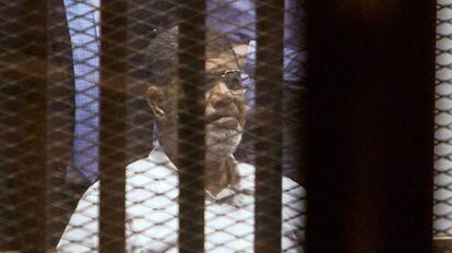 El expresidente Mohammed Morsi en un juicio en 2015 en El Cairo.