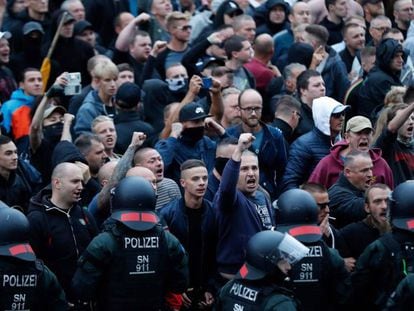 Manifestantes en la protesta organizada por PEGIDA en la localidad de Chemnitz este lunes.