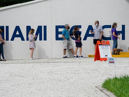 La fila en un centro de votación en Miami Beach.