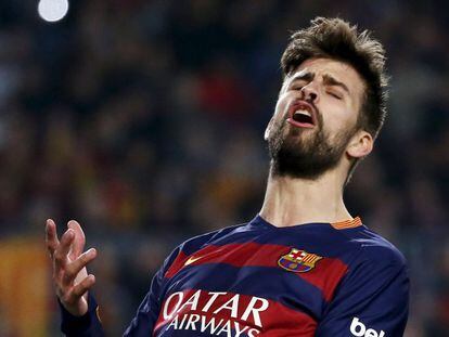 Piqué se lamenta en el partido de ayer.