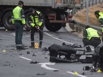 Agentes de la Guardia Civil de Tráfico delimitan un perímetro a la altura del kilómetro 16 de la carretera CL-605, en el término municipal de Anaya (Segovia), tras un accidente el pasado 1 de septiembre.