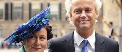 El derechista Geert Wilder con su mujer en el día del Príncipe en La Haya.