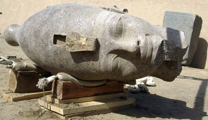 La cabeza de granito del faraón Amenhotep III, de 2,5 metros, pertenece a una estatua encontrada años atrás.