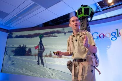 Luc Vincent, de Google, muestra 'Trekker', el nuevo equipo para tomar imágenes en lugares donde no llegan los vehiculos para Street View.