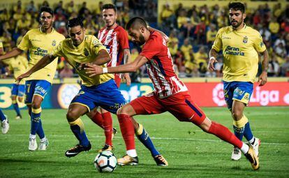 Carrasco se dispone a chutar para marcar el segundo gol del Atlético.